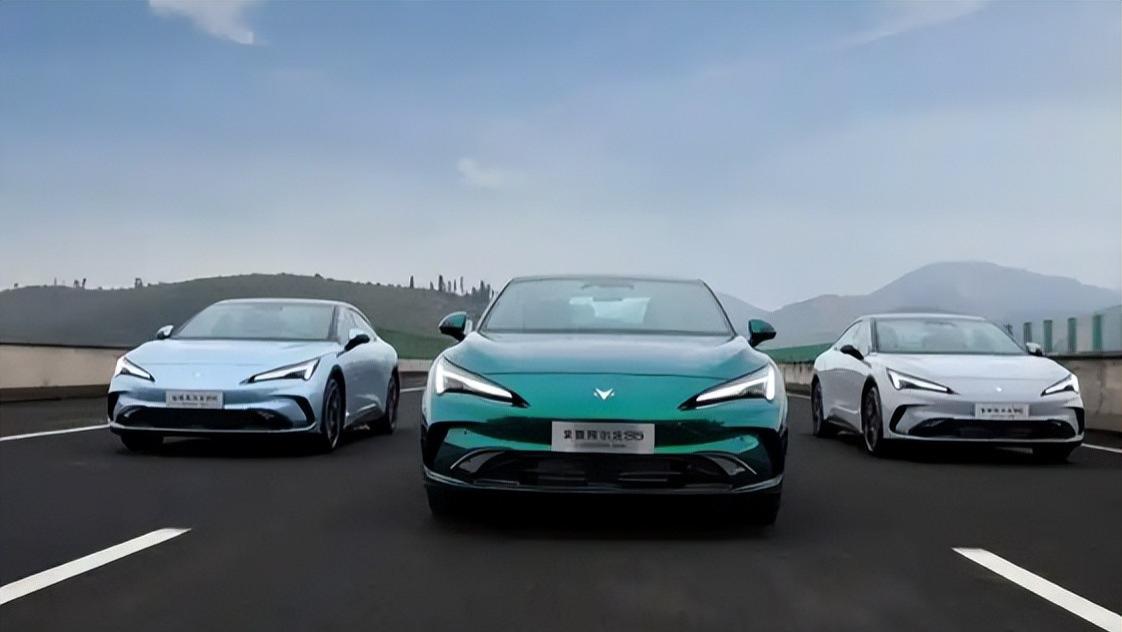 2900mm轴距+272匹马力！极狐阿尔法S5增程版不到10万