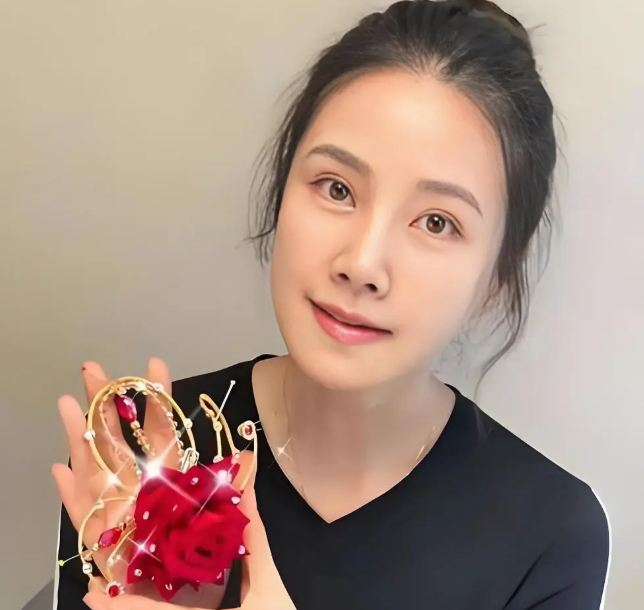 最近刷到48岁何琳的近况
整个人状态真的绝了，满脸都是藏不住的幸福感，完全看不出