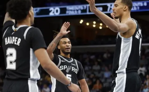 NBA总决赛后，一位名叫Sam Block的球迷表示：“2023年，马刺用状元签