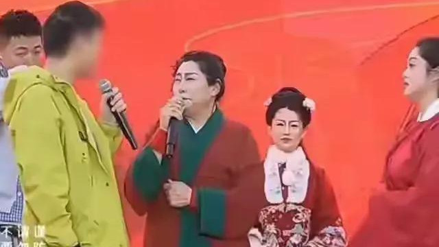 相亲会男子自称在市政府上班，家里房子很多，还有宾利、保时捷多辆豪车！单位回应，网友热议