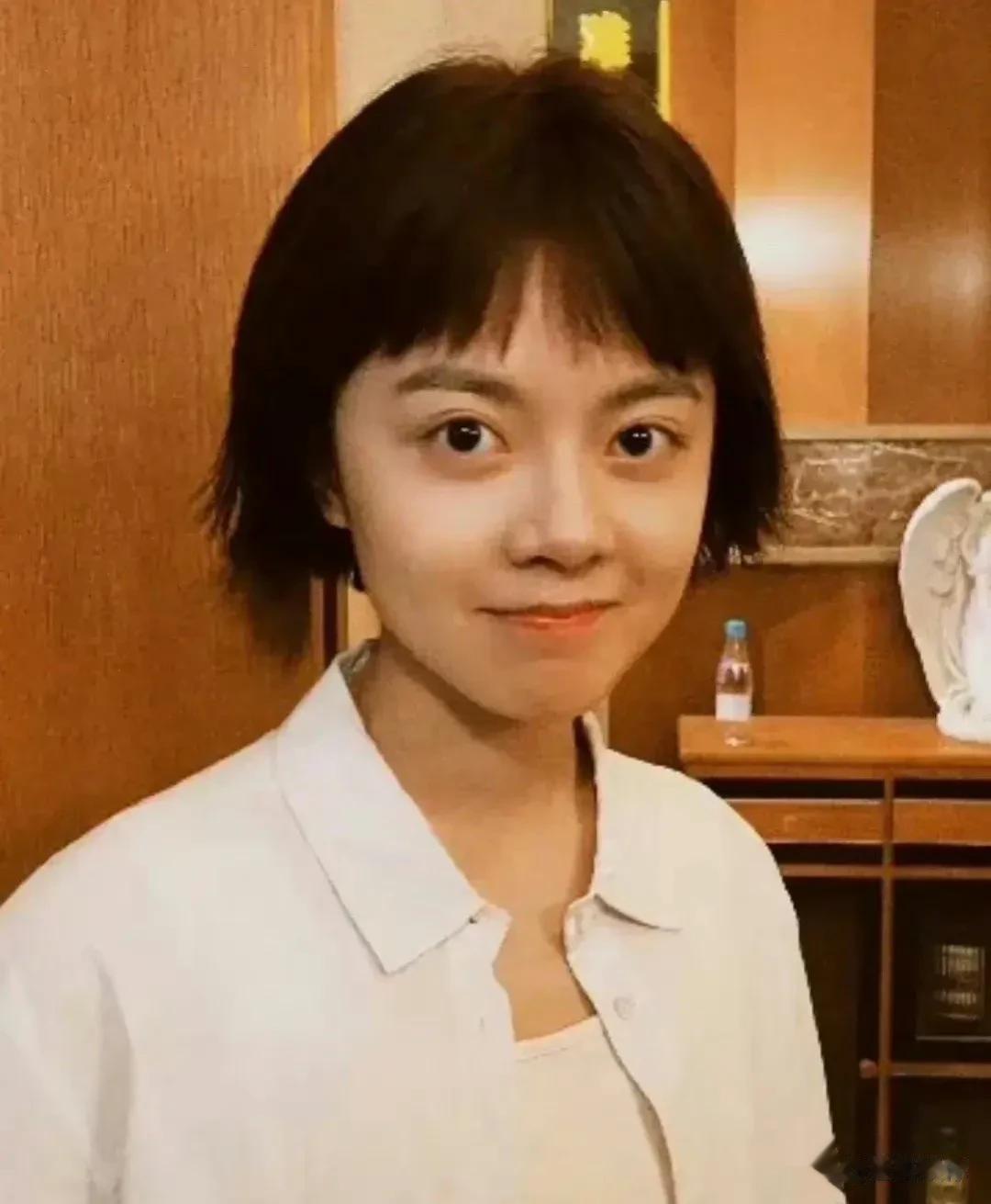 赵今麦这种眼睛就是，十几二十几岁的时候很抓人，微微突大眼睛，会给人一种没心眼的感