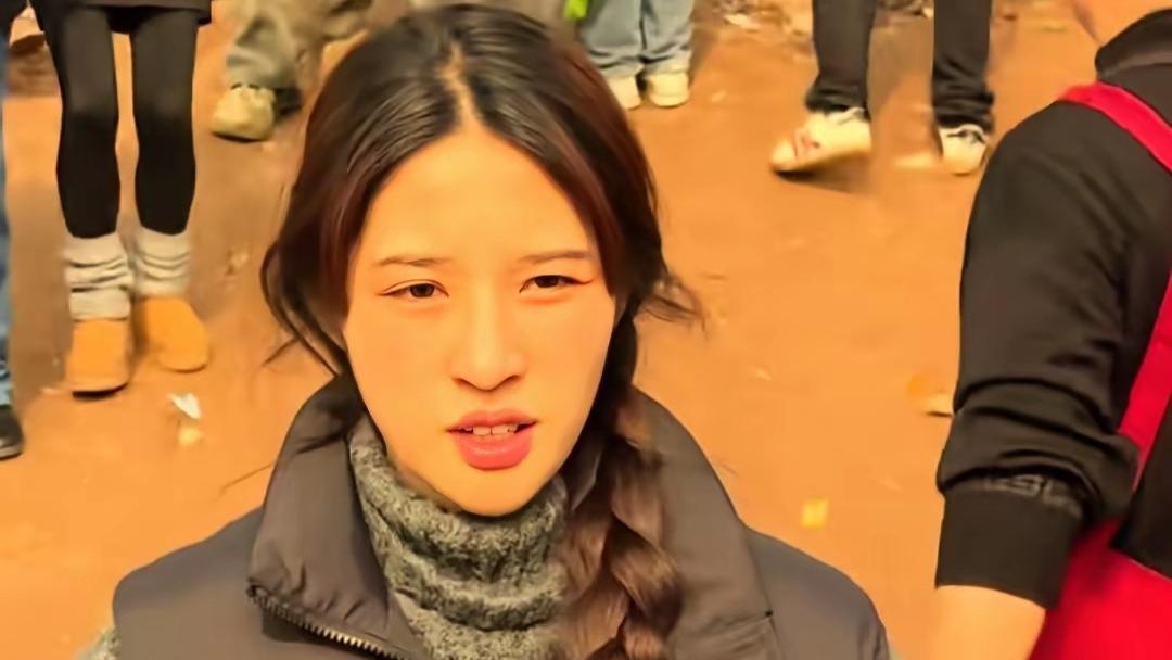 四川百万网红阿梓复制呆呆请吃刨猪宴，现场人山人海，并给村里捐赠70盏灯