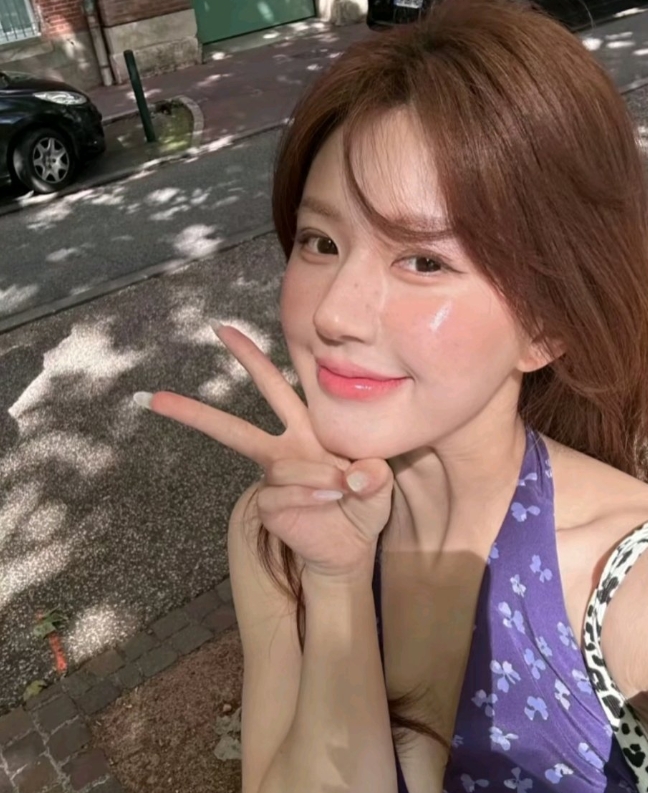 山野万里，你是我藏在微风里的欢喜；星光璀璨，你是我望向人间的心动。
不必光芒万丈