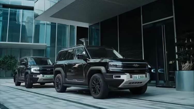 方程豹：从银幕护航到现实守护, 致敬每一位平凡英雄