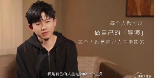 从唱他人故事到写自己“日记”，张杰在音乐路上不断蜕变。专访中他强调真诚不变，要为