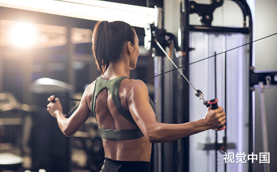 我在健身房遇见22岁的女私教，在她一声声“哥，你可真厉害”中，不仅瘦了20斤，还“瘦”进去了20万。