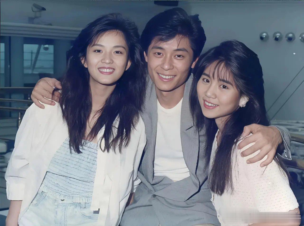 略显青涩的王杰、叶全真和胡晓菁，那个时候没有美颜滤镜一说，她们真的好美
