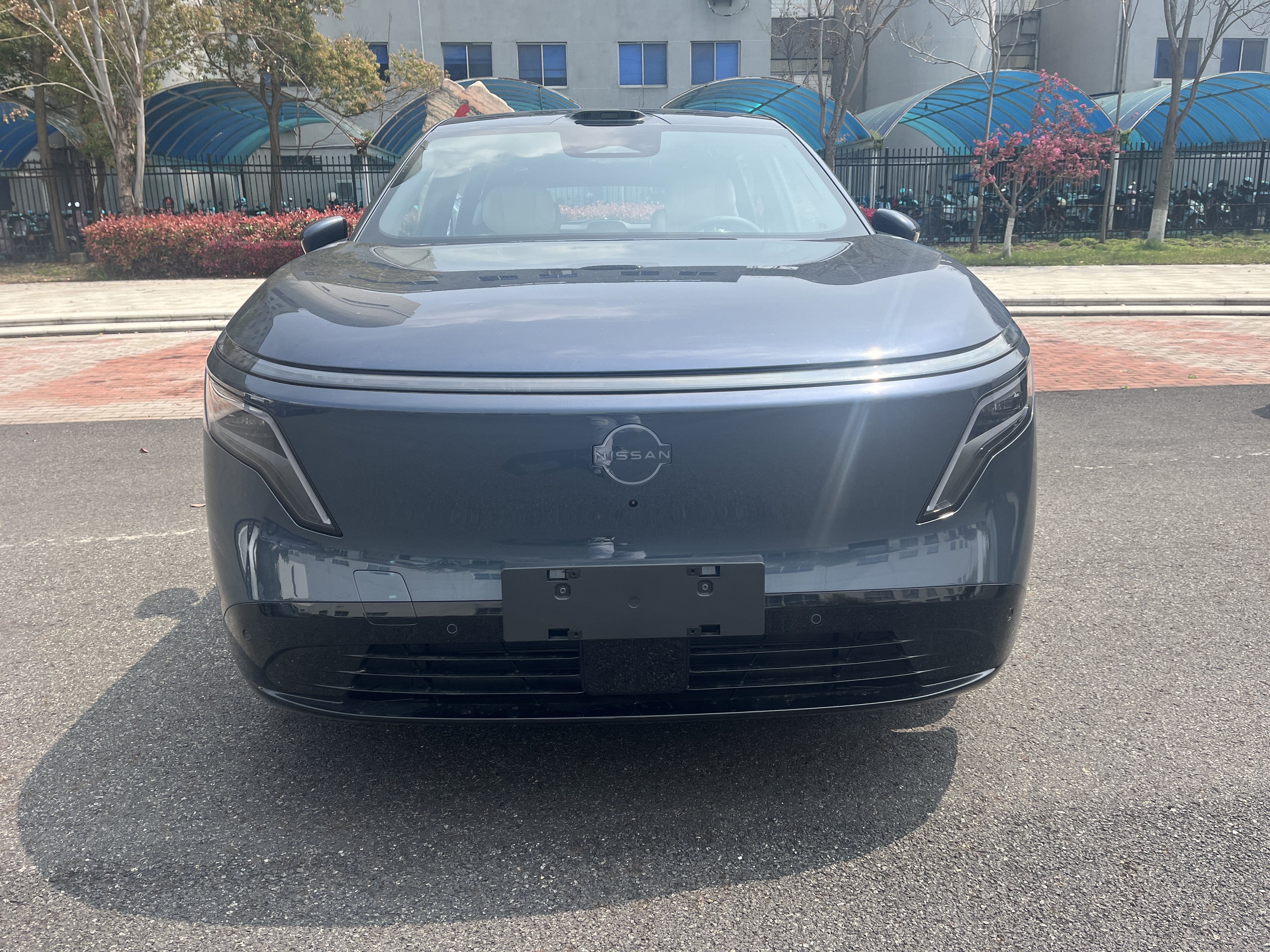 NX8前脸超长贯穿星环灯带+可发光LOGO点亮后辨识度拉满，封闭式格栅设计兼具未