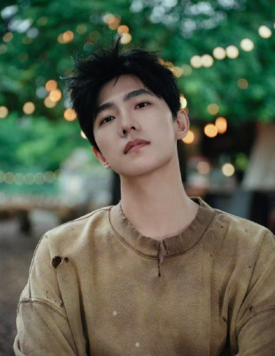 七年级上册配图竟是杨洋，建模级骨相+精致五官，完美诠释审美标准答案，这张脸堪称教