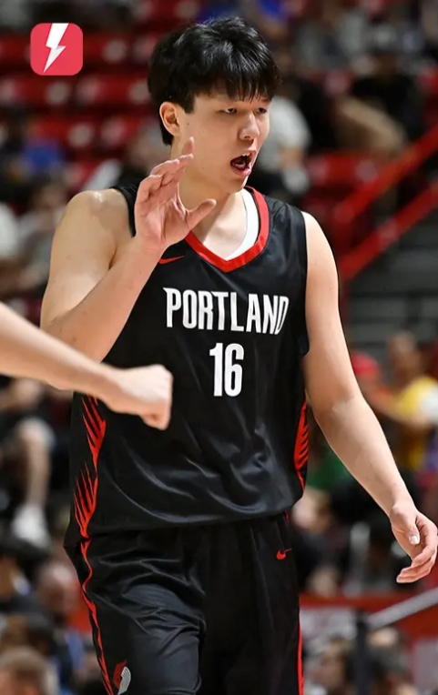 还在骂教练，这场比赛机会给的够好了吧
小杨拿什么回应了斯普利特的期待，到现在还能