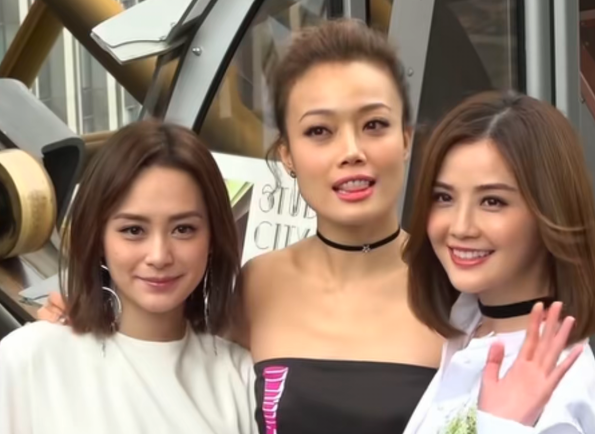 早些年阿娇、阿sa、容祖儿同框，画面太养眼！
阿娇颜值依旧在线，短发造型清爽减龄