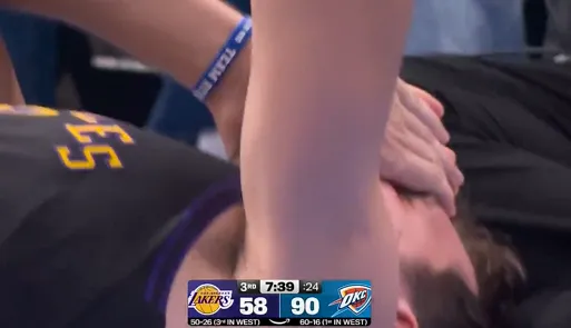 有时候真挺心疼东契奇的

23，24彻底爆发的两年遇到了约基奇，无缘MVP，25