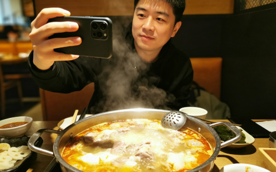 老婆出差，我发了张吃火锅的朋友圈，七分钟后，妻子的领导和我的老板同时打来电话，问我是不是要离职