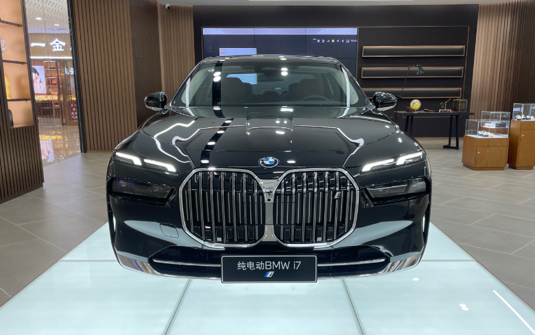 从100万降到50万！宝马i7是个狠人：不相信卖不过小米！