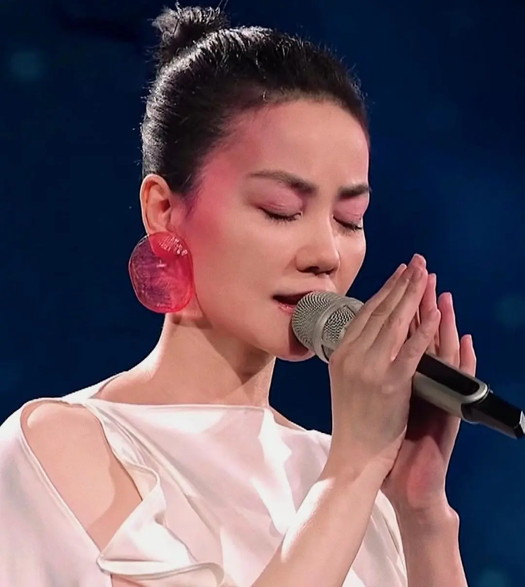 据透露，央视春晚已与王菲进行接洽，天后有望时隔多年再度亮相。不过，近年她公开演唱