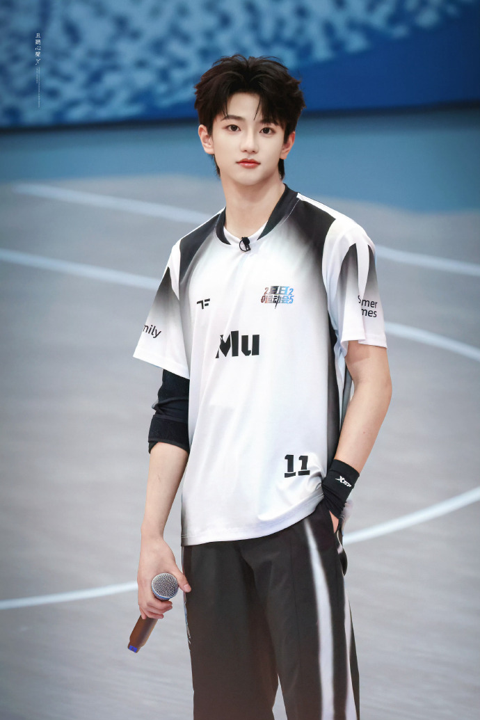 和穆祉丞一起期待国足
加油