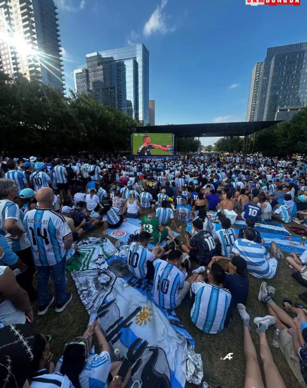 在达拉斯举行的阿根廷对阵奥地利的比赛中，阿根廷球迷挥舞着一面长达30米的基尔梅斯