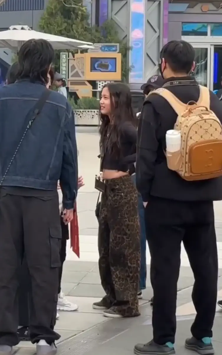 黄磊二女儿近照曝光！12岁多妹亭亭玉立长得像爸爸
