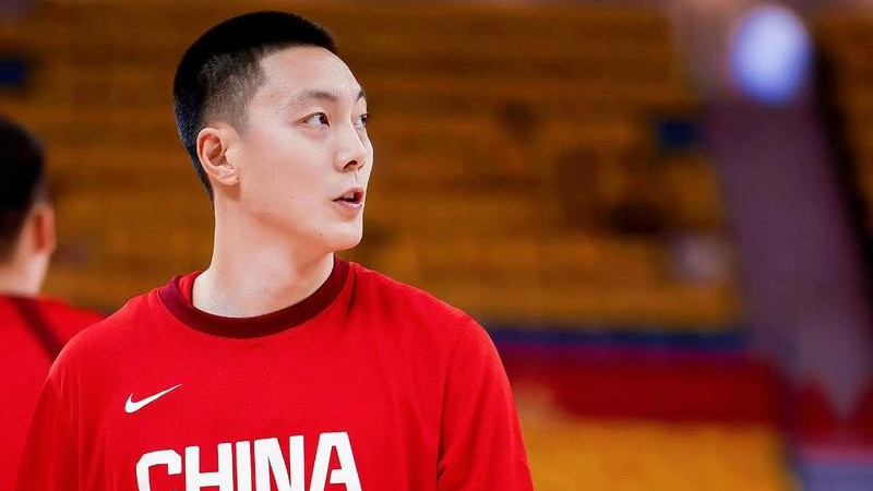 胡明轩深夜抵达体育总局，贺希宁结伴同行未见徐杰，报到前仍不忘宠粉