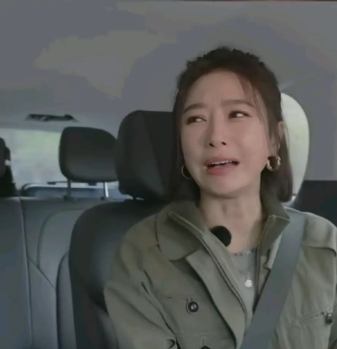 秦岚为节目做手术护嗓结果越治越哑
自嘲从电音朵拉变狼外婆
节目里她一脸无奈地说：