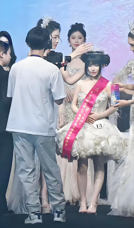 现在观众的审美真的不敢恭维，在一众高挑性感美女中间，亚洲小姐人气美女的最终冠军竟