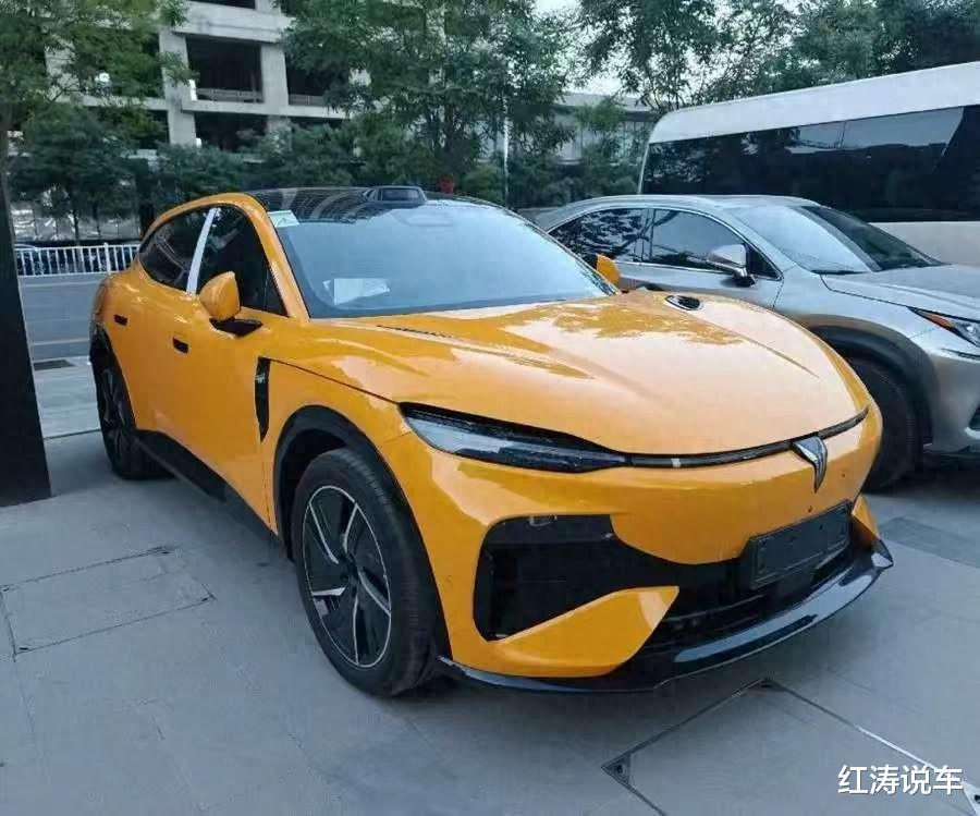 适合年轻人的轿跑SUV，外观很帅气，配魔毯空气悬架，小米YU