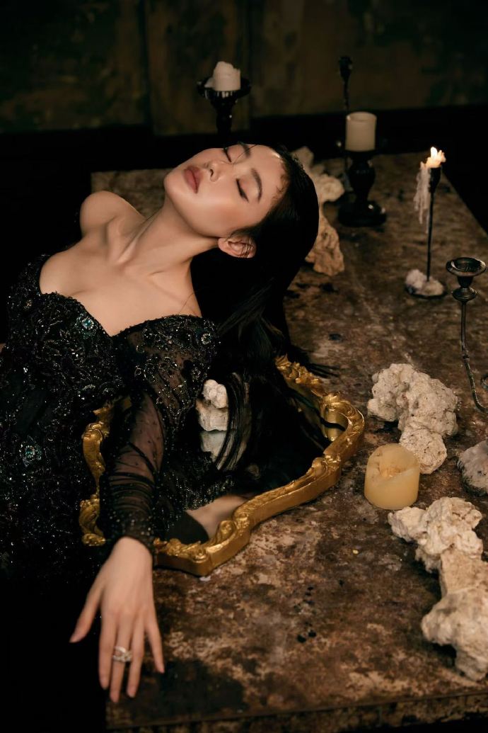 张天爱的黑色小性感妆造，超nice