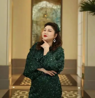 如今的杨天真早已不是当年那个被质疑的小姑娘
她从经纪人转型为创业者、直播博主、作