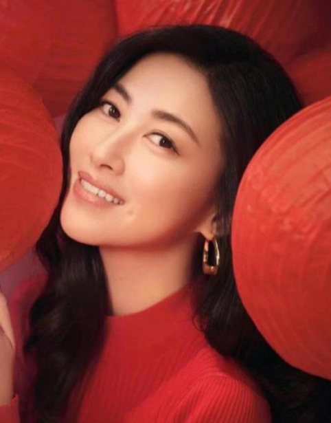 工作时光彩照人，生活中恬淡自然