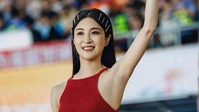 TVB视后林夏薇回家乡现身足球赛，红色小背心造型抢镜，满心都是归属感