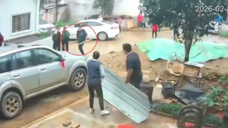 湖南一男子举报大年初八被邻居四人持铁棍追打！派出所回应，现场画面流出，详情曝光