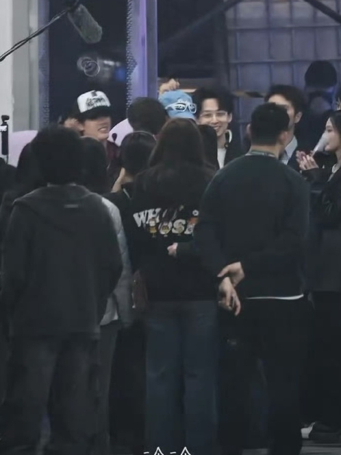 张杰魏晨台下拥抱
这真的好好嗑啊
一个是一直追着跑的，一个是小时候喜欢过现在依旧