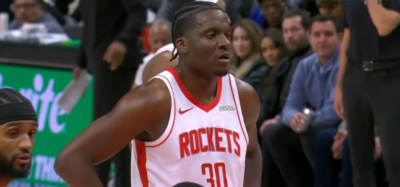 我必须要怒赞火箭中锋卡佩拉，他的表现真是太出彩了！在今天火箭客场以104：86战