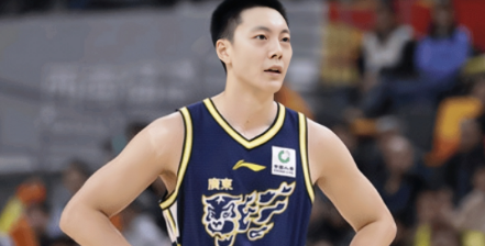 胡明轩3分，广东男篮主场大胜吉林。CBA常规赛，广东男篮主场迎战吉林，这场比赛胡