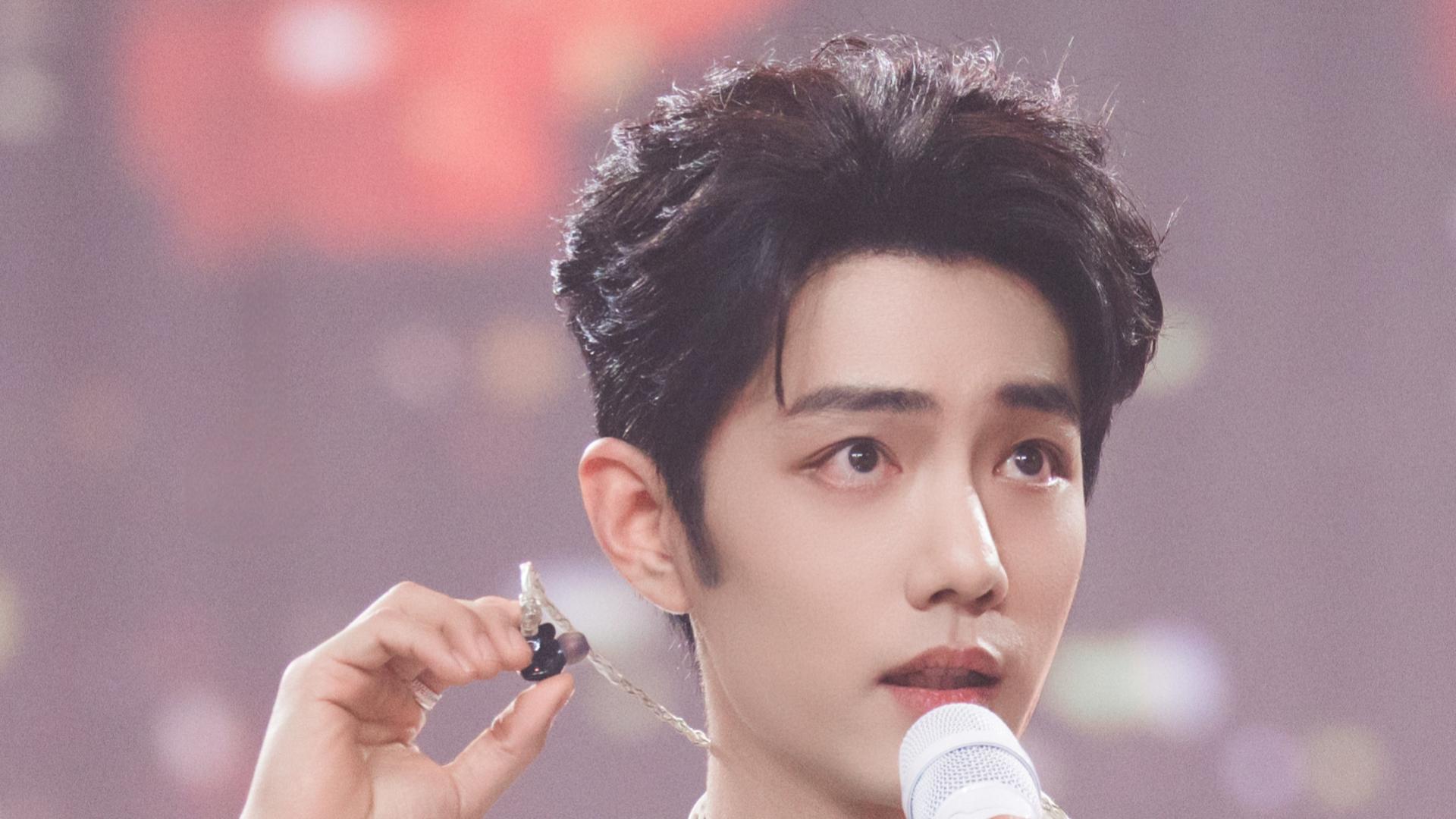 肖战春晚挑眉瞬间引热议，舞台造型颜值在线