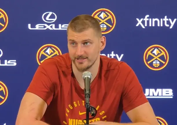 今日NBA常规赛，掘金116-93战胜勇士。赛后，约基奇接受了采访。

今天赛前