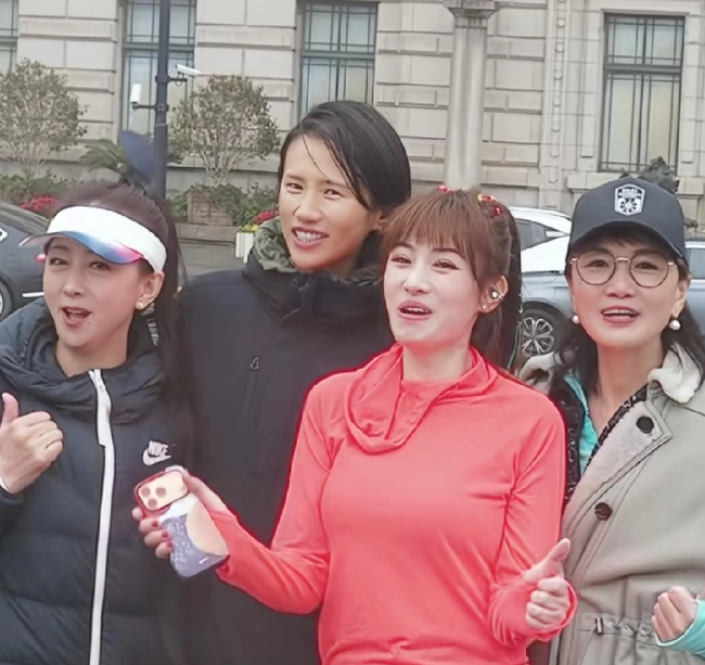 46岁的万蒂妮在黄浦江边轻松完成半马
真是活力满满。网友直呼万蒂妮这状态太好看了