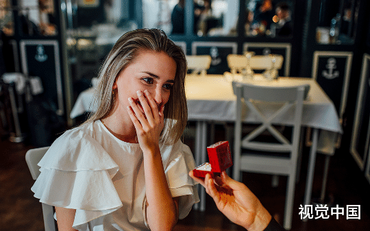 竹马求婚要娶两人，我转身嫁给心狠手辣的他