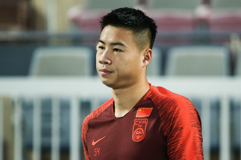 该追罚？30岁前国脚疑逃红牌！双脚飞跺泰山外援 遭怒斥：砸人