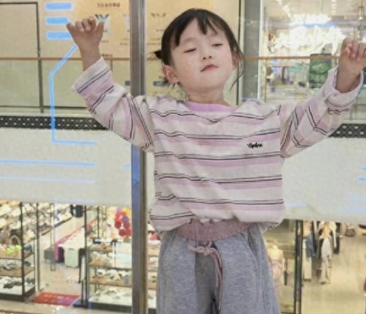 不管怎样，人家黄一鸣辛苦赚钱养女儿。没有人帮点是事实。
 
我很佩服黄一鸣，带着