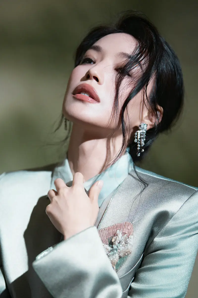 舒淇穿薄荷绿缎面西装套装，清冷松弛气场全开