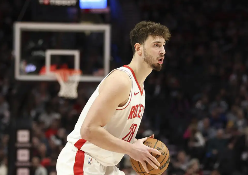 NBA常规赛，勇士VS火箭第二节最后0.5s边线球，小谢发球失误，申京摊手抱怨，