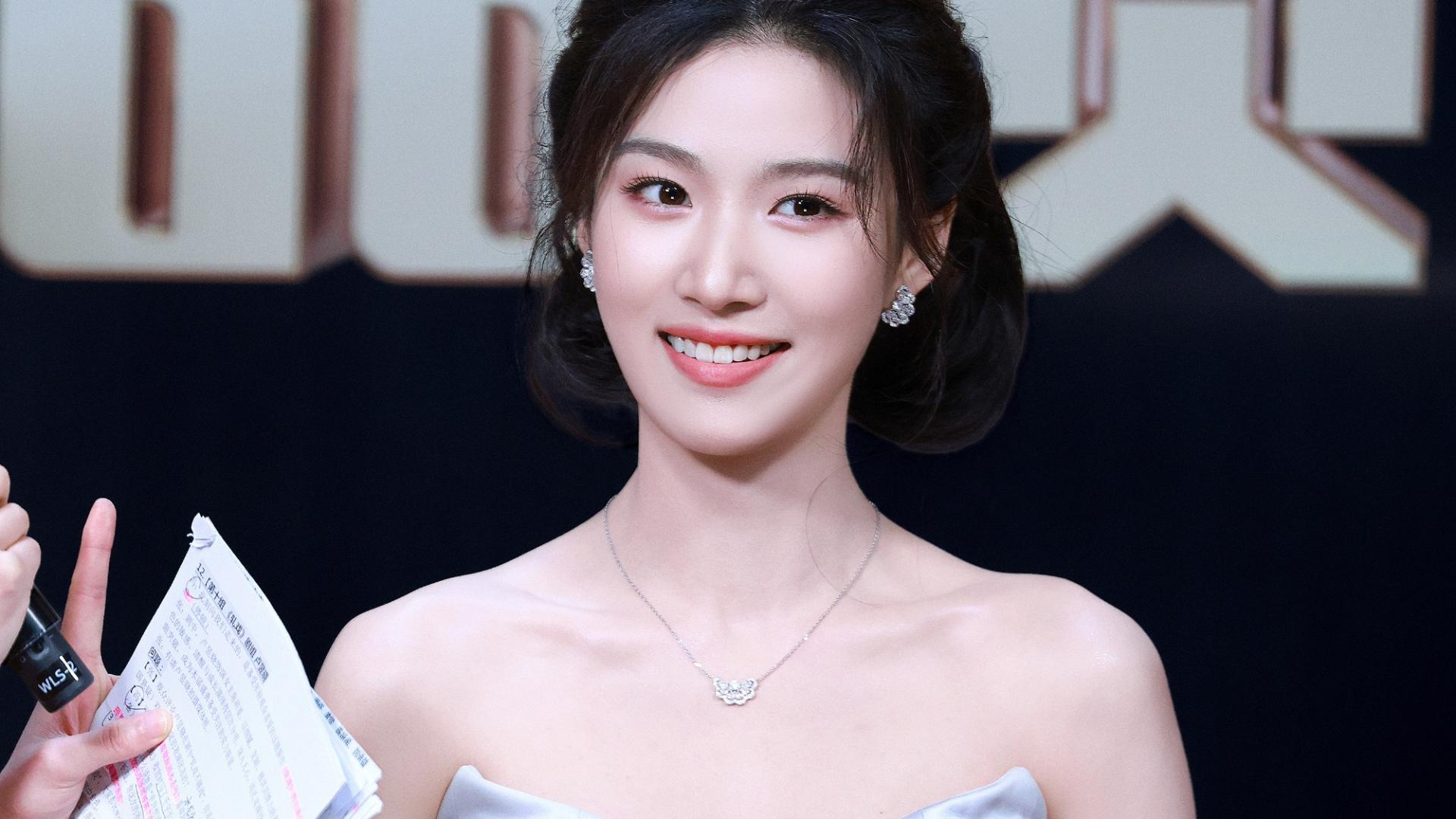 卢昱晓眉眼间那一刻，打动你的是清灵还是揉进光晕里的矜贵？