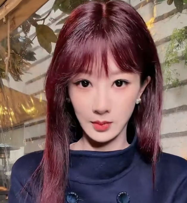 杨紫称拍古装换成黑发后就没染过了
这一次红假发戴完以后发现还可以，决定先不染了，