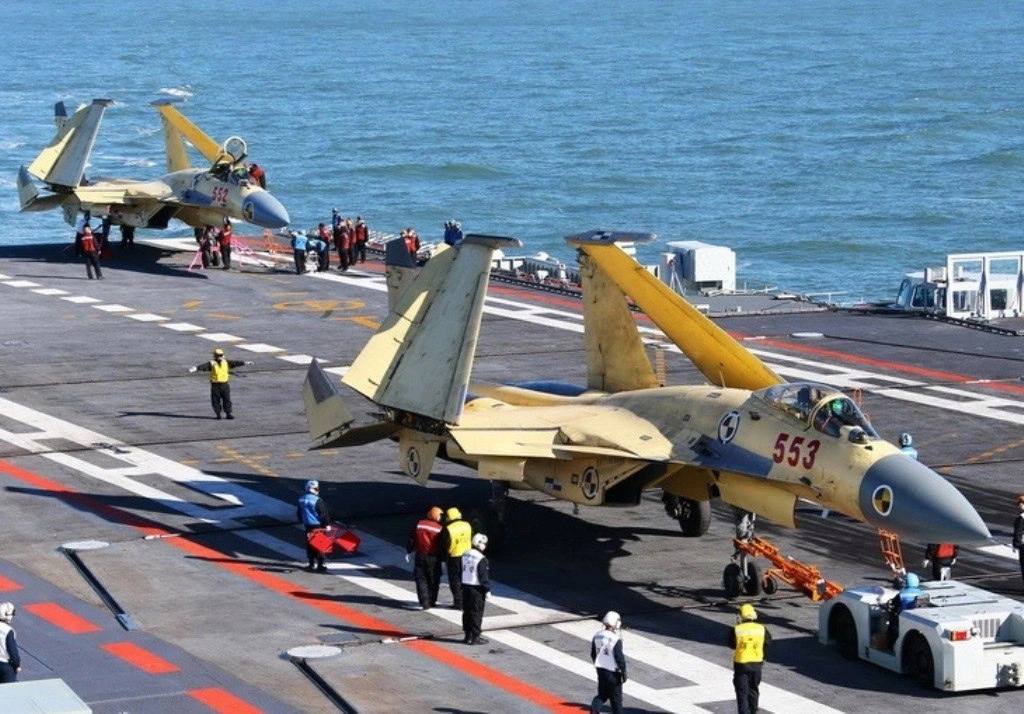 2012 年 11 月 23 日，J-15战斗机在辽宁号航空母舰上进行测试。