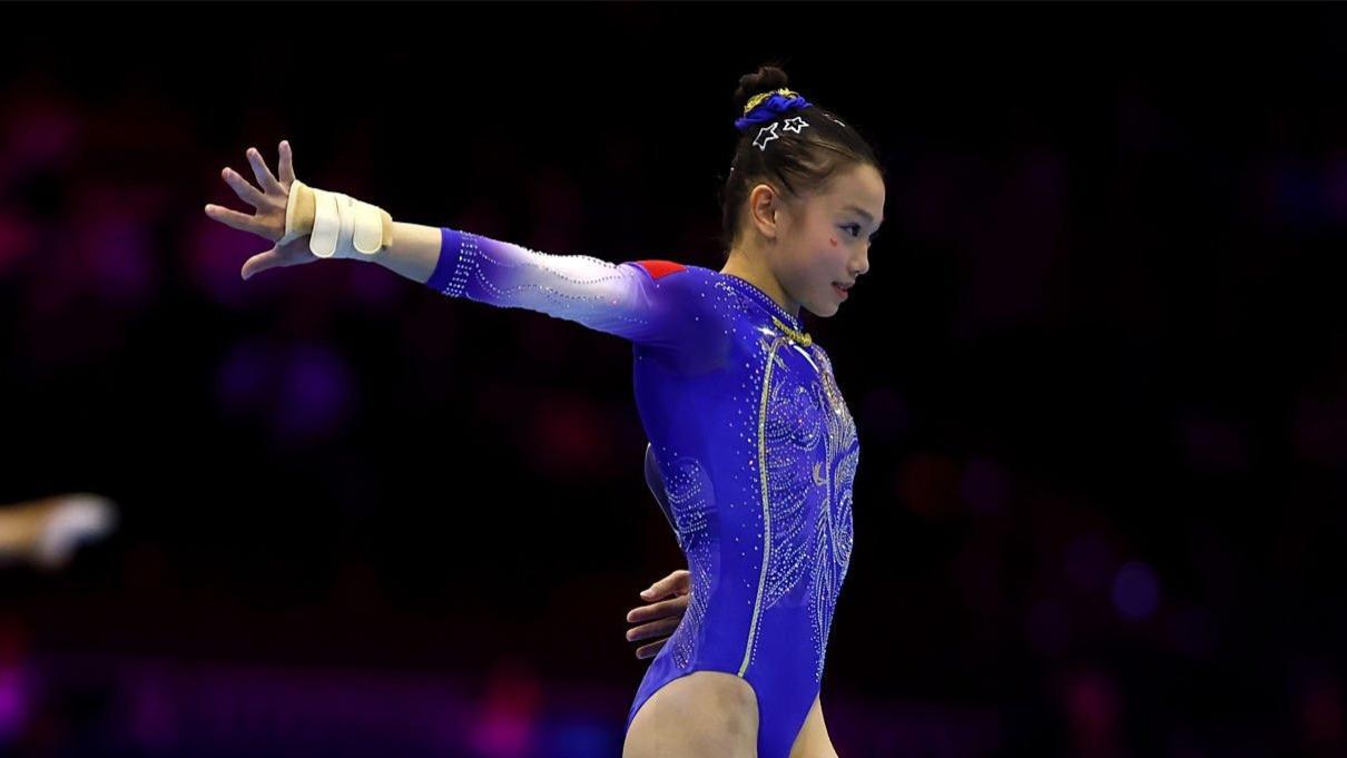 美如精灵！中国16岁体操女神大闪耀：0.034分力压奥运冠军获全能铜牌