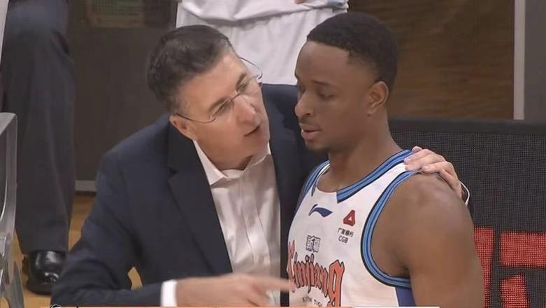 贺希宁22分新疆男篮32分惨败深圳，新疆队的坠落事出有因