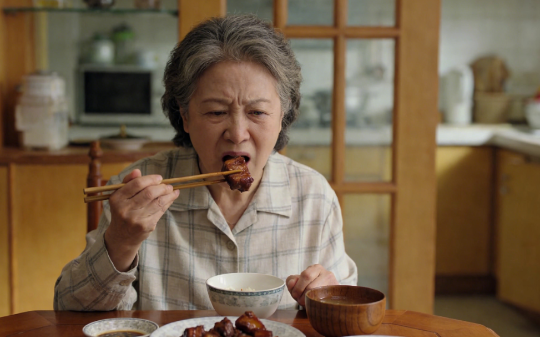 饭桌上婆婆摔碗发火：我跟着你们没享过福！老公把她拽上车，直奔小叔子家：您不是想过好日子吗？我弟家到了