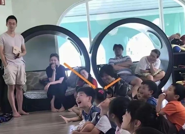 父母离婚最吃亏的是孩子，孩子还得靠着汪家，连亲妈都靠不到。
 
汪小菲让孩子上贵