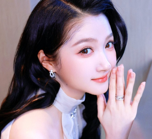 关晓彤和好莱坞男神甜茶（提莫西·查拉梅）同框，这波跨国梦幻联动直接把首映礼氛围拉